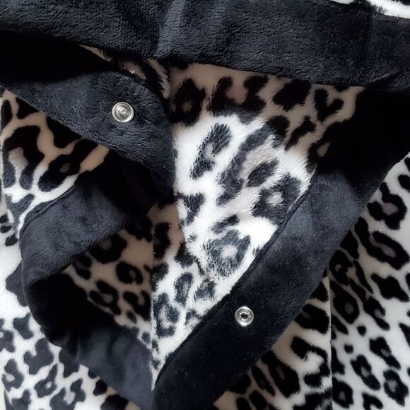 BLACK White Leopard Print Faux Fur Crystal Embellished Button Cape Poncho OSFA - Picture 8 of 12